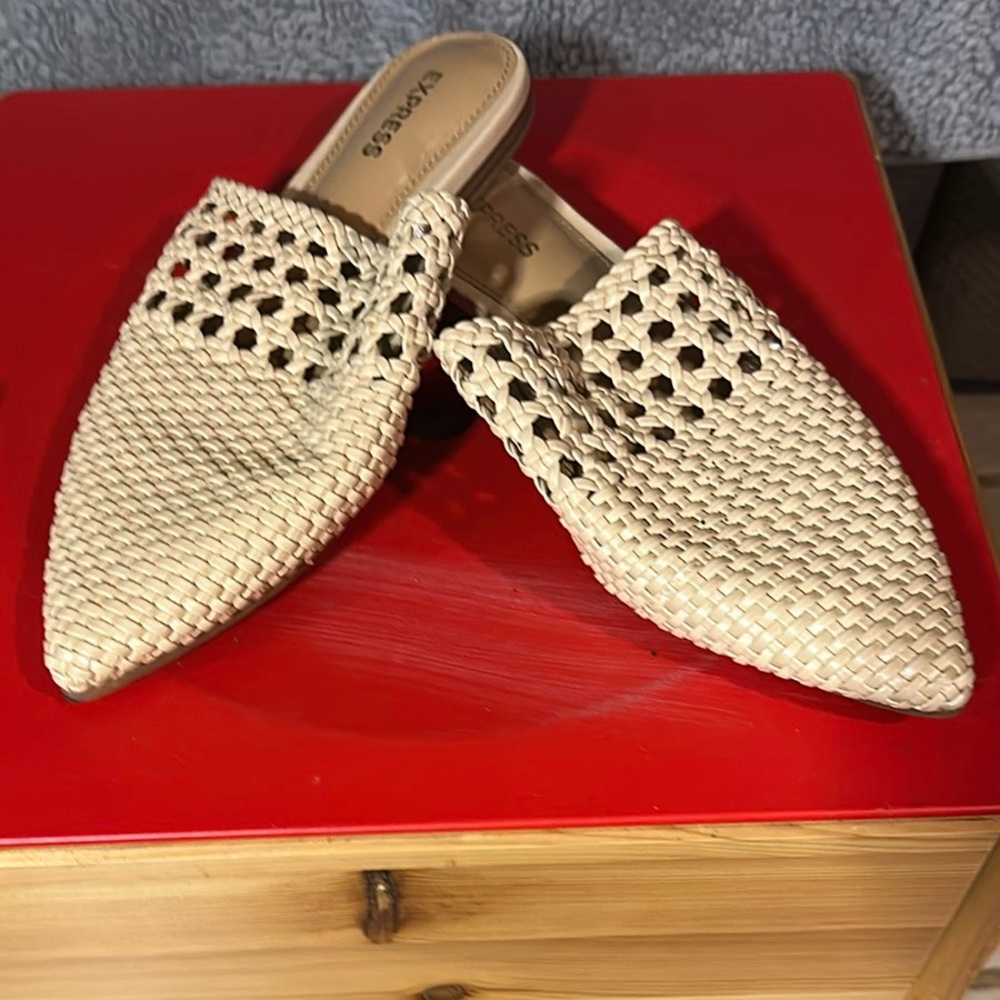 Vionic Cream Woven Mules with Intricate Design